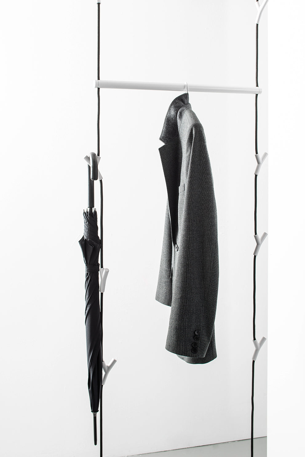 Die Garderobenstange der Seilgarderobe WARDROPE macht aus zwei filigranen Seilen ein vollständiges, flexibles Garderobensystem
