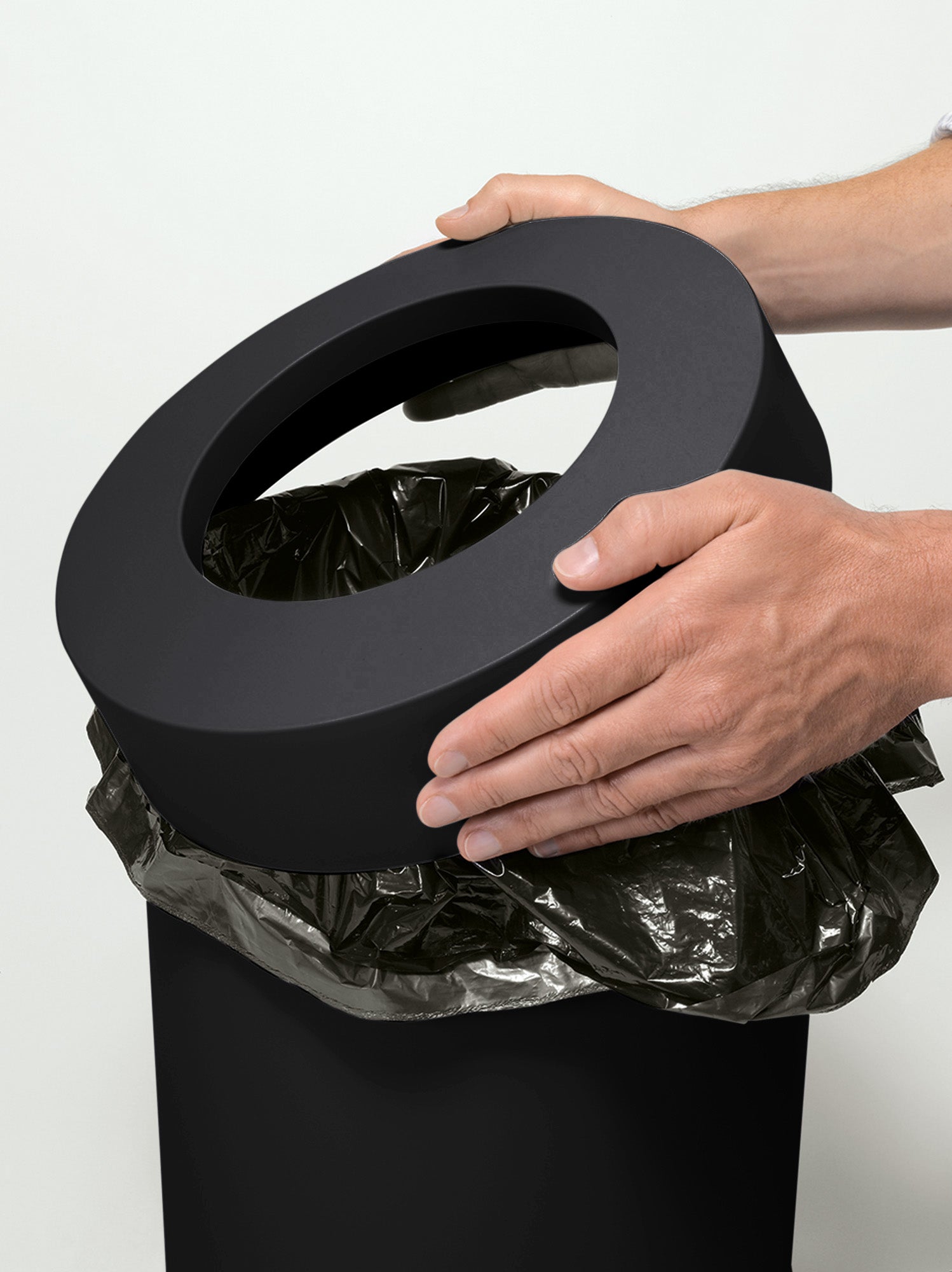 Minimalistisches Design mit versteckter Tütenhalterung – warum unser CAP Abfalleimer in jede stilvolle Küche gehört